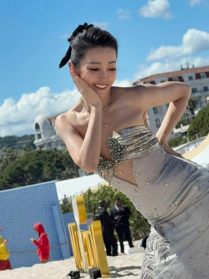 李冰冰戛纳红毯高定礼服李冰冰真的是女神来的，这次在戛纳的造型不仅温柔明艳，而且很
