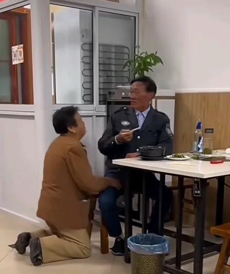 深秋，凉风刺骨。衣着朴素，吃苦耐劳的一位老大娘，推着三轮车偷偷潜入小区内，翻找肮