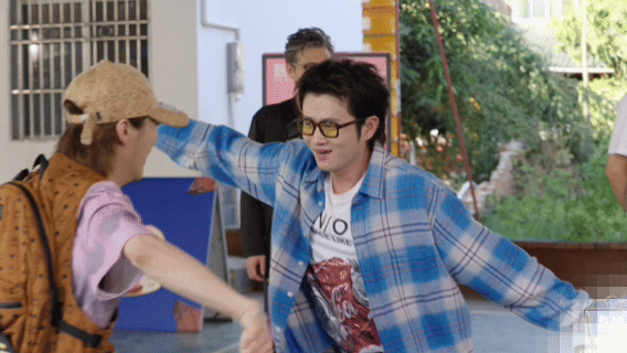 鹿晗忘记队友了 鹿晗你快回头看看勉子啊！西双版纳学跳孔雀舞，王勉在旁边疯狂喊队友