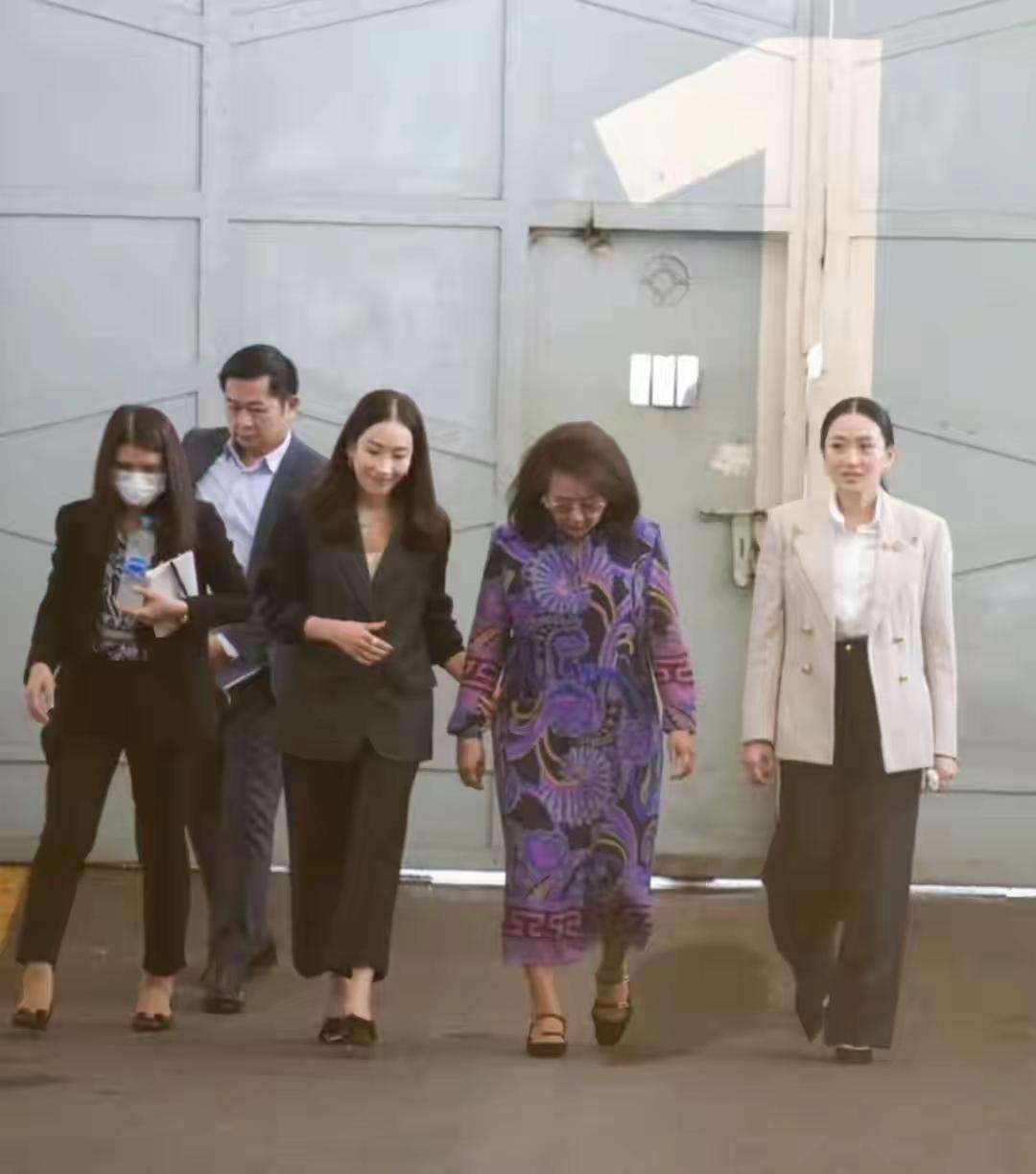 他信的前妻带着孩子们去监狱看望他信了。看来他信的前妻离婚不离家，离婚只是做给别人