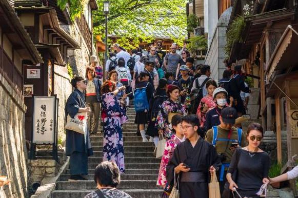 日本人说，去中国旅游的人大幅度降低，中国的经济遭受重大打击！
与此相对应，中国去