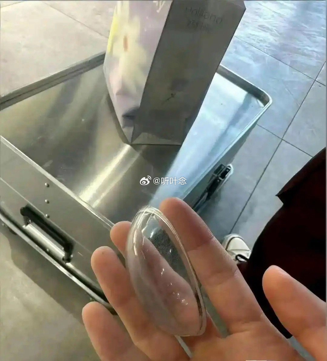 无意间在女朋友的裤子口袋里摸到了个东西，实在认不出这是什么 