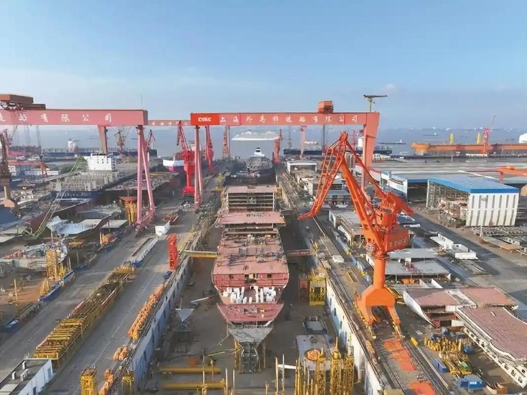 这是无心插柳啊！霍尔木兹海峡那边炮火连天，可谁能想到，这把火竟然把中国造船厂的订