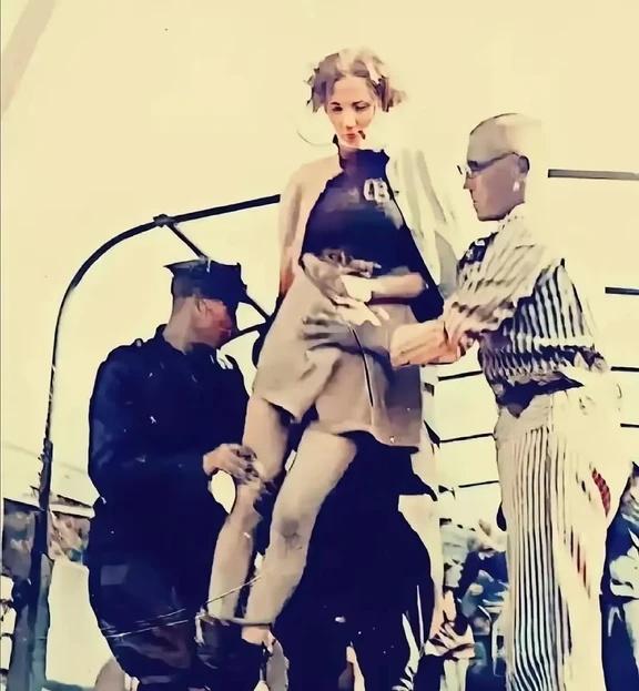 [太阳]1946年，二战结束后波兰刑场，一名德军女看守正在被执行绞刑时的一幕，照
