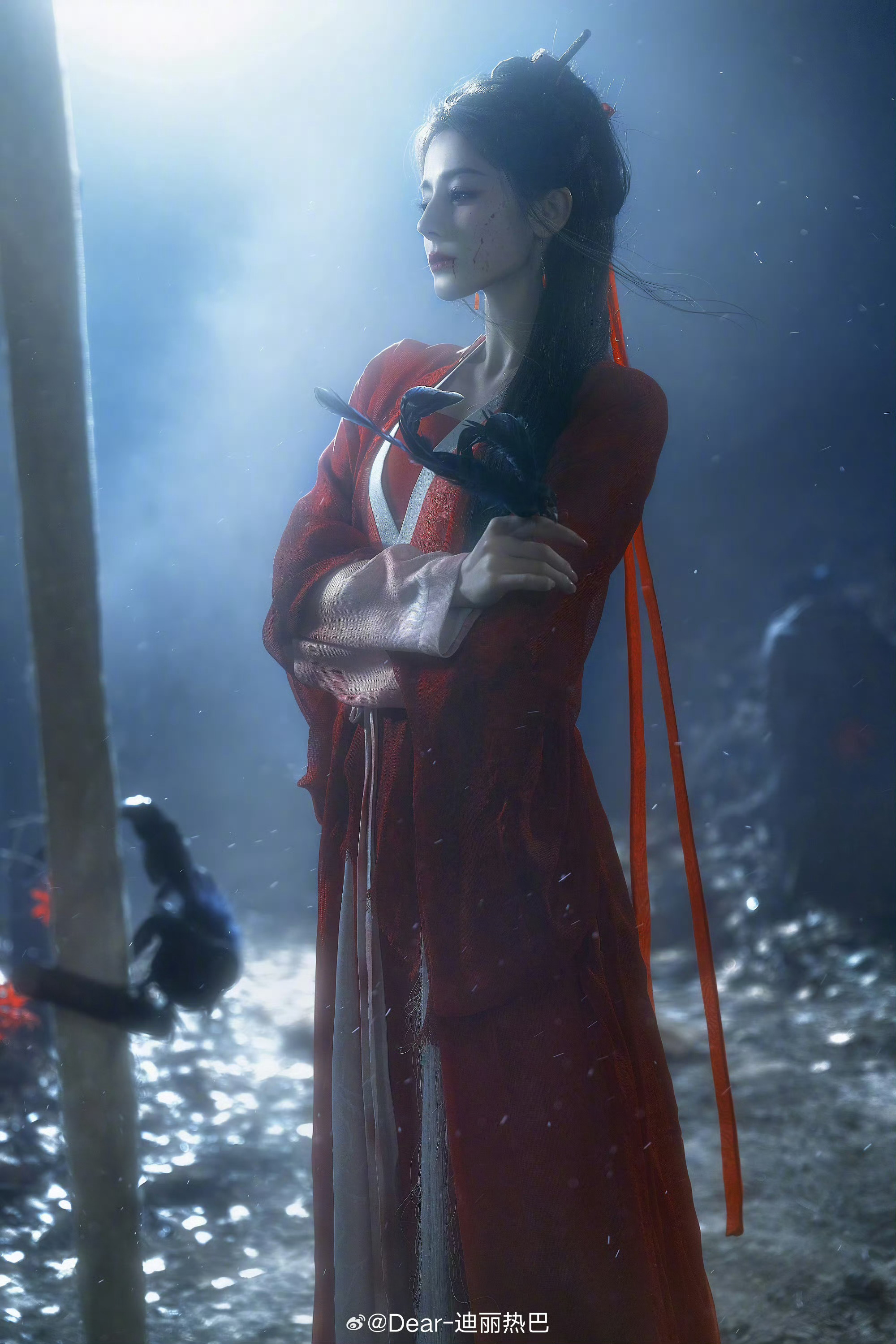 迪丽热巴红衣女鬼塑迪丽热巴这组红衣彼岸花造型简直绝美红衣女鬼塑具象化了！一袭红衣