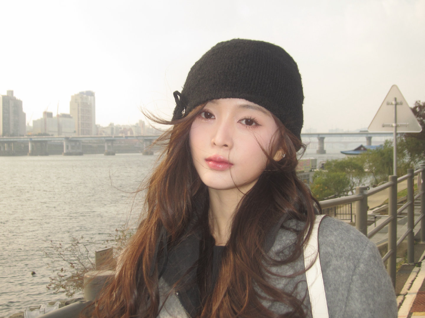 吴宣仪江边散步随拍来啦！黑色针织帽搭配灰西装，慵懒随性，时尚感满分！好想和 一起