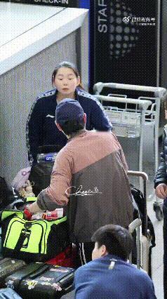 出国比赛确实不容易，
邱贻可包里揣了大半袋泡面，
为的就是比完赛能吃上一口热乎的