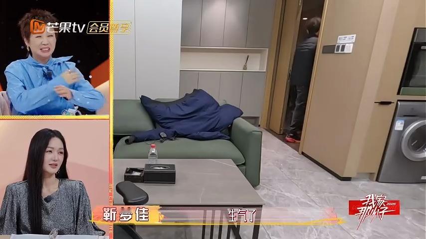 一诺双手插兜的秋衣调停者我家那小子聚会出现小矛盾，一诺穿着熟悉的黑秋衣出场，不偏