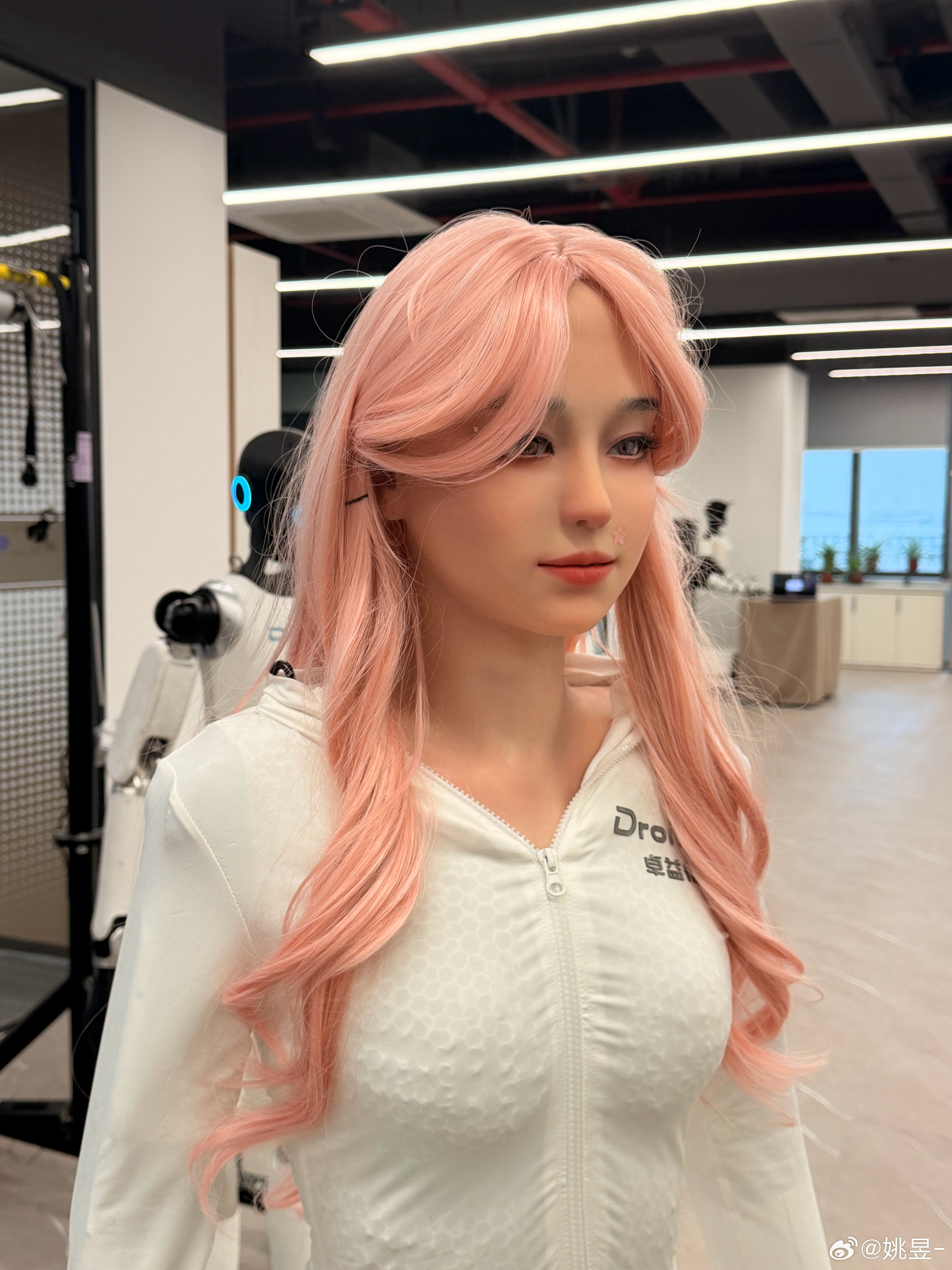 今天专门来上海看机器人定了个宇树U2，今年会有专门一个系列做机器人内容，由主要负