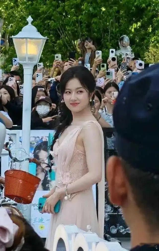 李兰迪这才是正常人的身材吧 