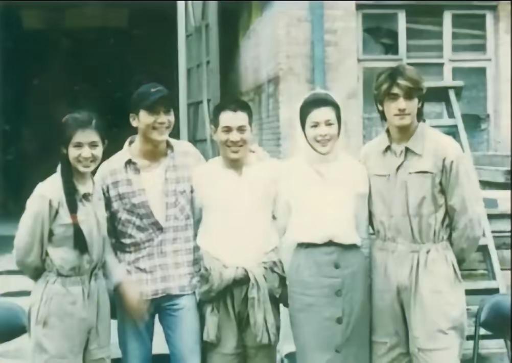 一群朋友在合影，笑得很开心。1995年的一部电影，你还记得吗？从左至右你认识几位