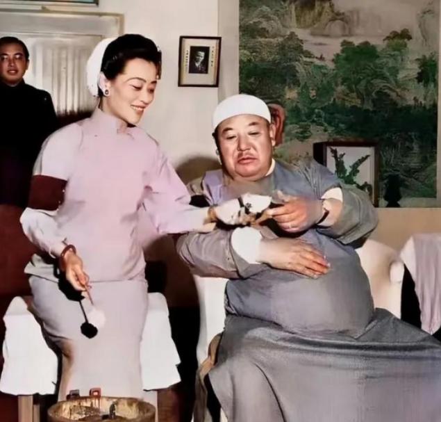 1956年，逃往美国的“宁夏皇帝”马鸿逵，从四姨太手里接过酸奶。300斤的马鸿逵