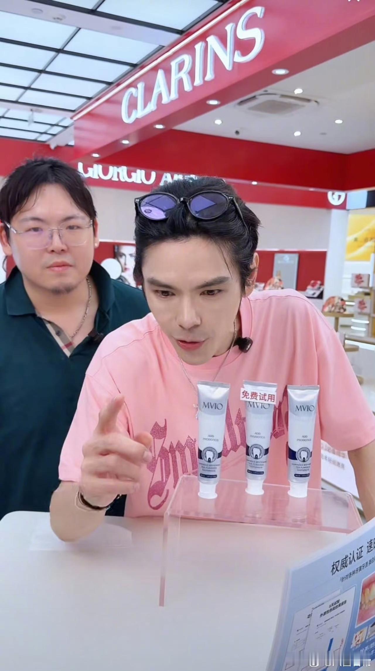 向佐和向佑竟然合体直播了，看来向佐真的没有骗网友。


前几天向佐在采访时说到很