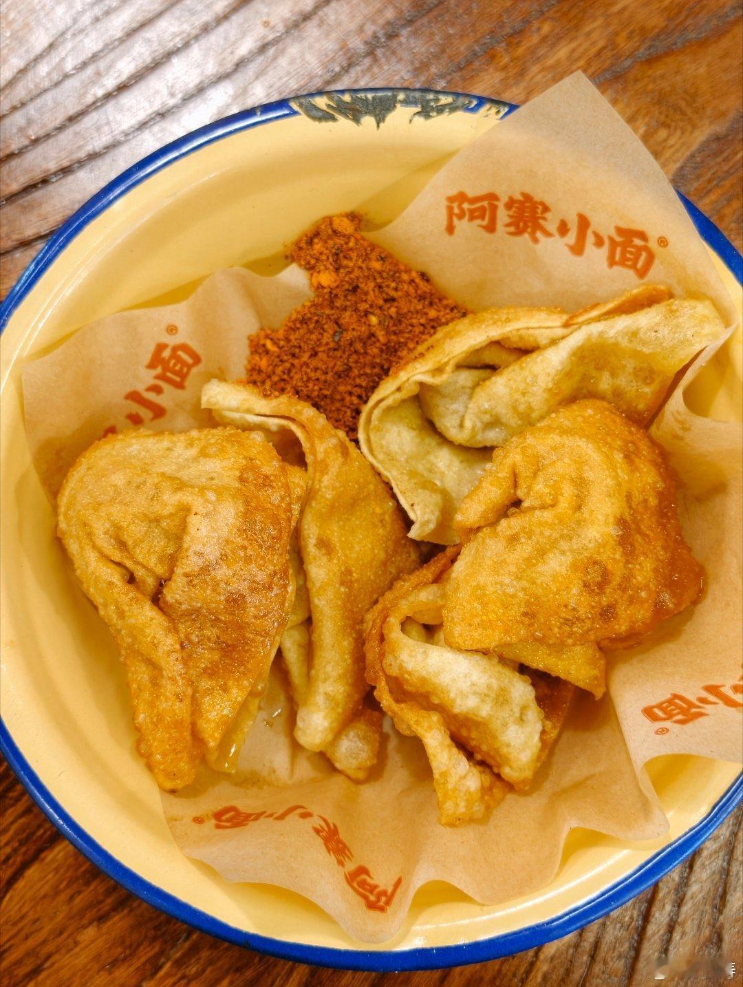 午餐，团个小面。套餐里有个冰粉，收藏打卡又送了一份。端着两份上来时候我有点懵。广