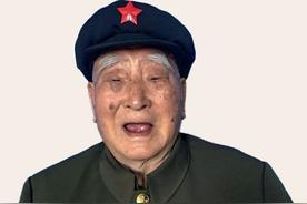 在1943年，有一位八路军中的政委在战斗中腰部意外中弹，负伤摔倒在地。他便干脆装