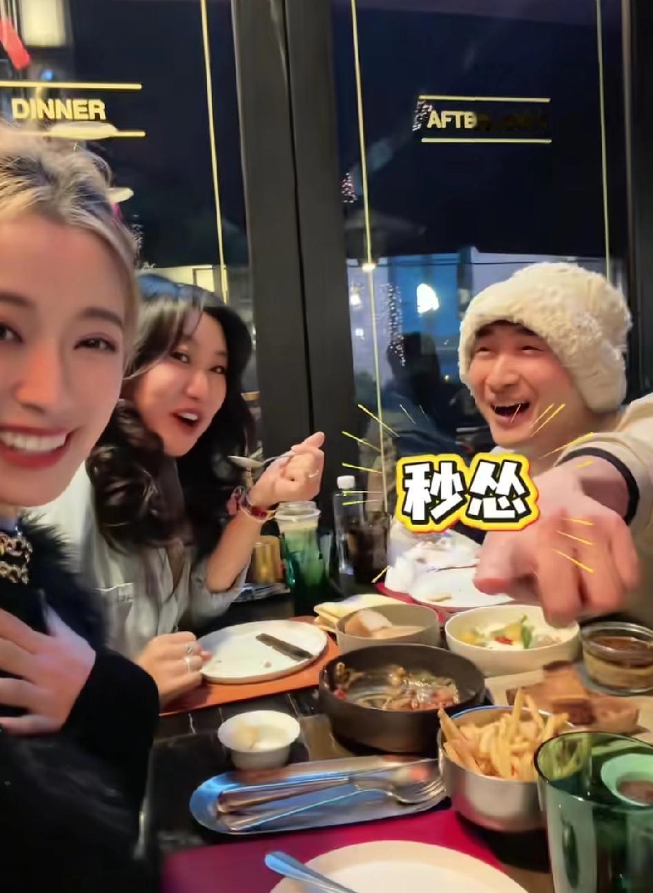 大冷天吃火锅热到冒汗，他死活不摘那顶值你半个月工资的帽子。
司雯嘉刚下直播甩了高