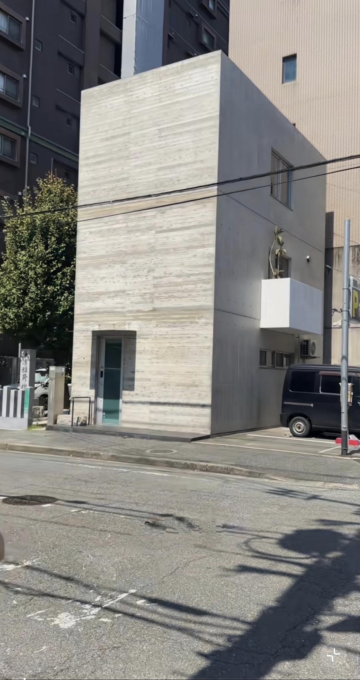 为什么窗户这么小，清水墙面，不刷任何涂料。日本的自建房不用大窗户改善采光？像碉堡