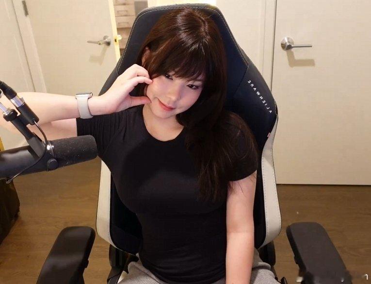 欲纯天花板，喜欢哥哥的都长这么好看？[春游家族]Mayumi晒照：黑色短袖也藏不