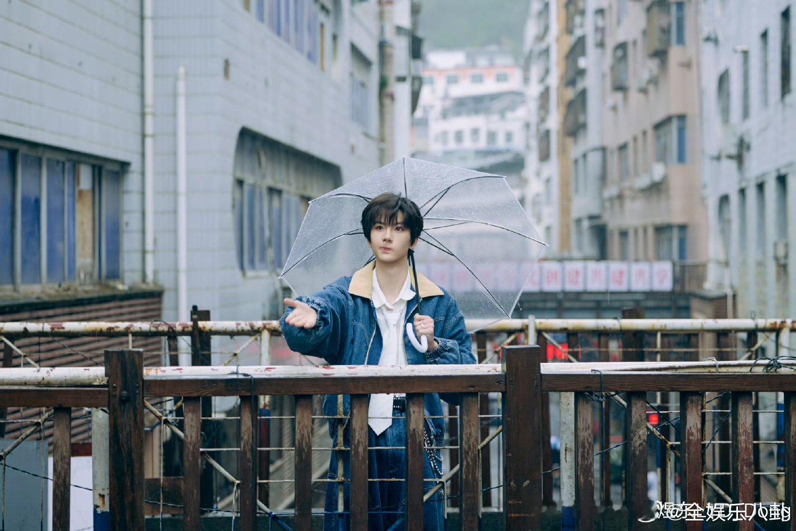 谁给李煜东戴的大直径美瞳我们东东眼睛本身就又大又亮，大直径美瞳真的不太适合他。 