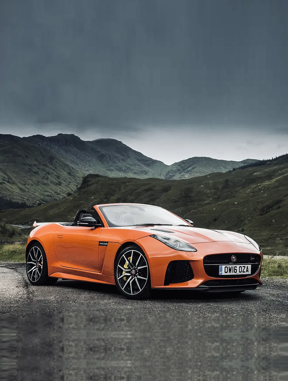 Jaguar F-Type SVR V8。