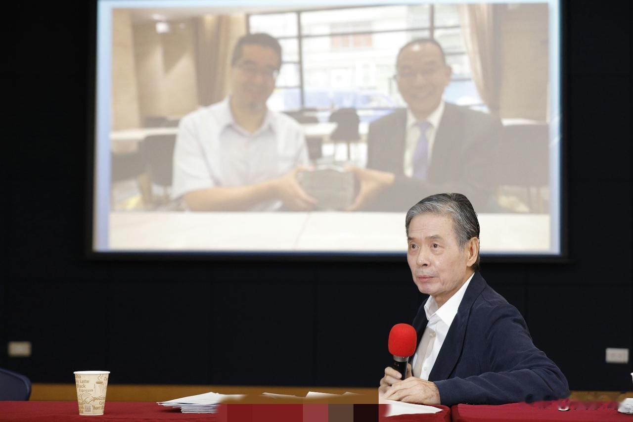 手持现金照片当事人：钱是捐给马英九个人的。
面对金溥聪的步步紧逼和施压，5月26