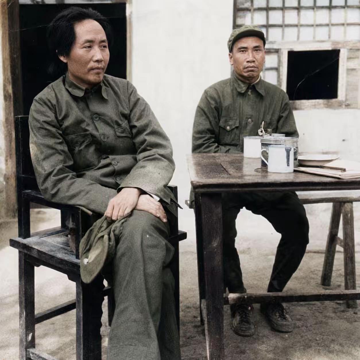 毛主席的智慧，是举重若轻的格局。开会时，他常笑着请周理先谈，善听人言；虽未入军校