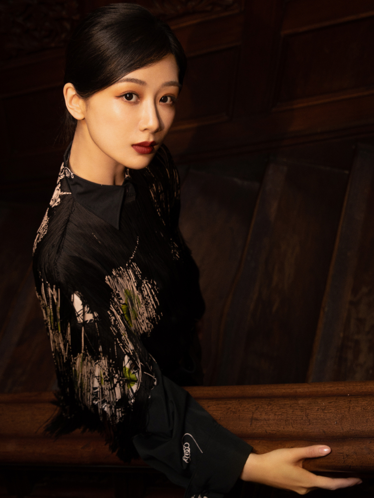 #杨紫高智感红唇妆#盘发紫妹真的有一种高智感～内核温柔又强大！紫色眼妆让葡萄眼更