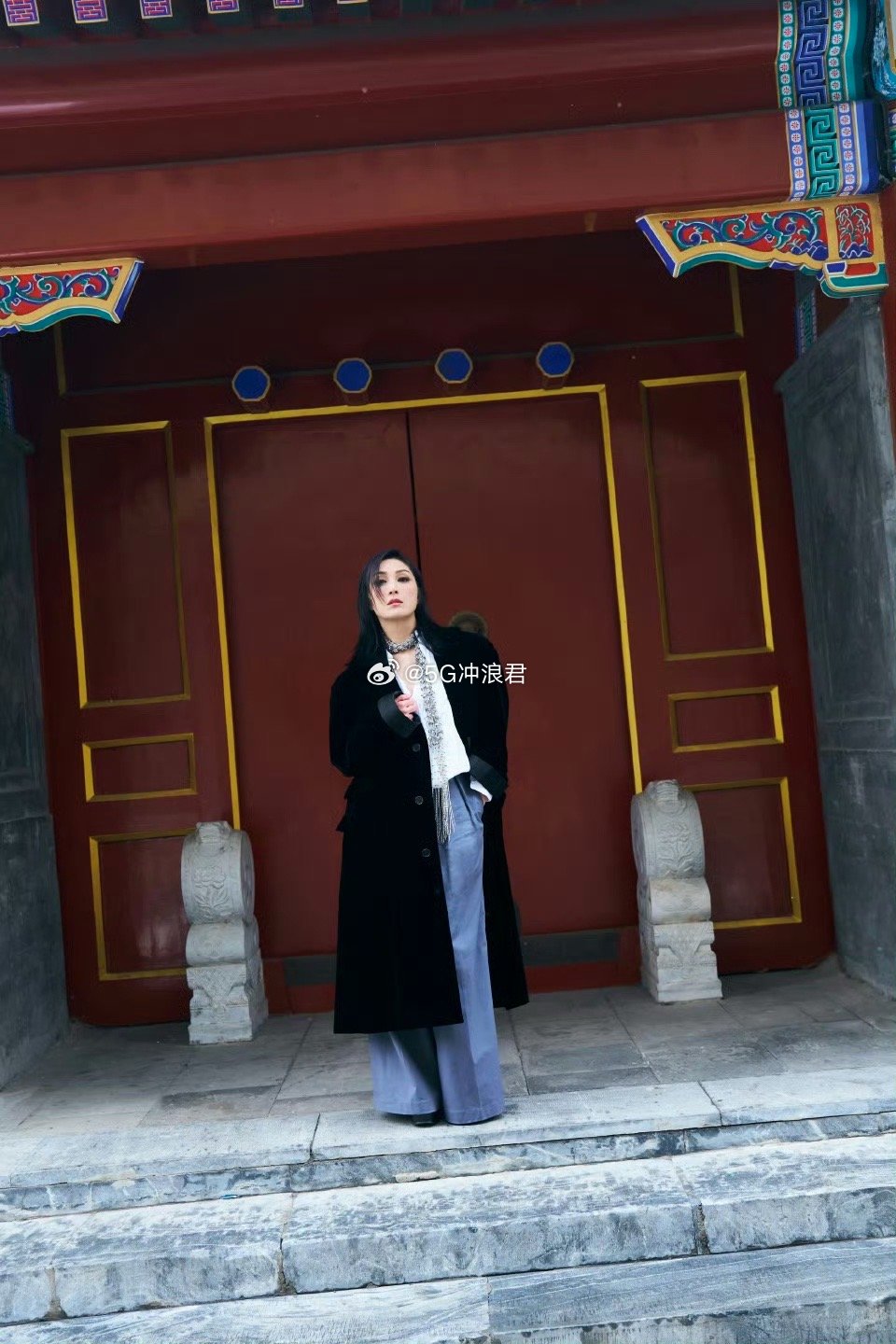 杨千嬅后背贴了十个暖宝宝 看到杨千嬅直播热到懵掉那段直接笑裂，她一脸认真地研究为