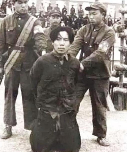 “君乘车，我戴笠，他日相逢下车揖”。国民党军统头子戴笠经常用这句话，自诩为人低调