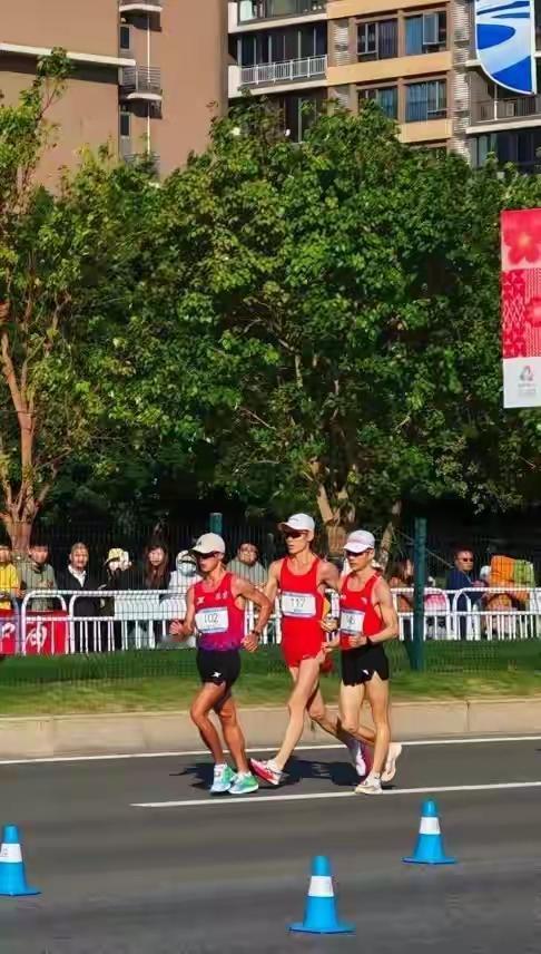 11月12日，十五运田径首项比赛在珠海金湾路打响。男子20公里竞走项目中，42名