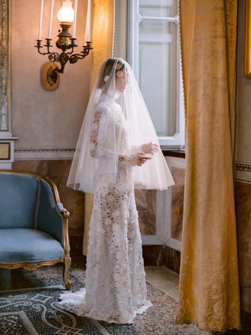 Monique Lhuillier 2025 秋冬婚纱系列发布🌹——从华丽的维