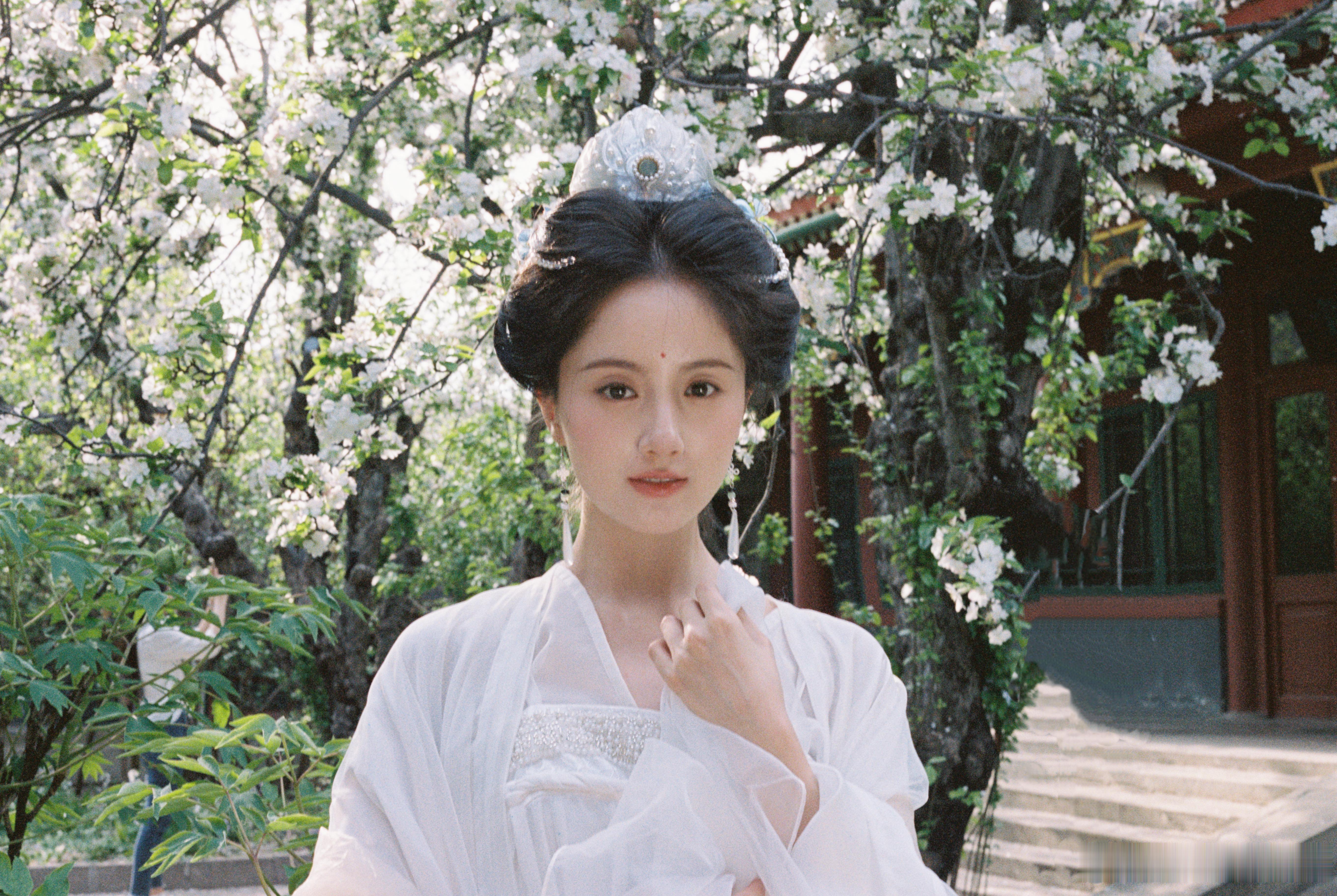 啊 好观音相 新生代里里特别有古典美的一位～～～好资源来好资源来好资源来王俊笔