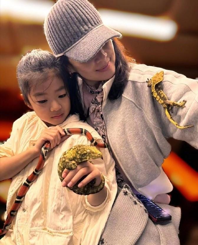 章子怡家的小闺女醒醒可太虎了，才9岁就敢上手撸蛇，还能在水底下扑腾，这胆量简直比