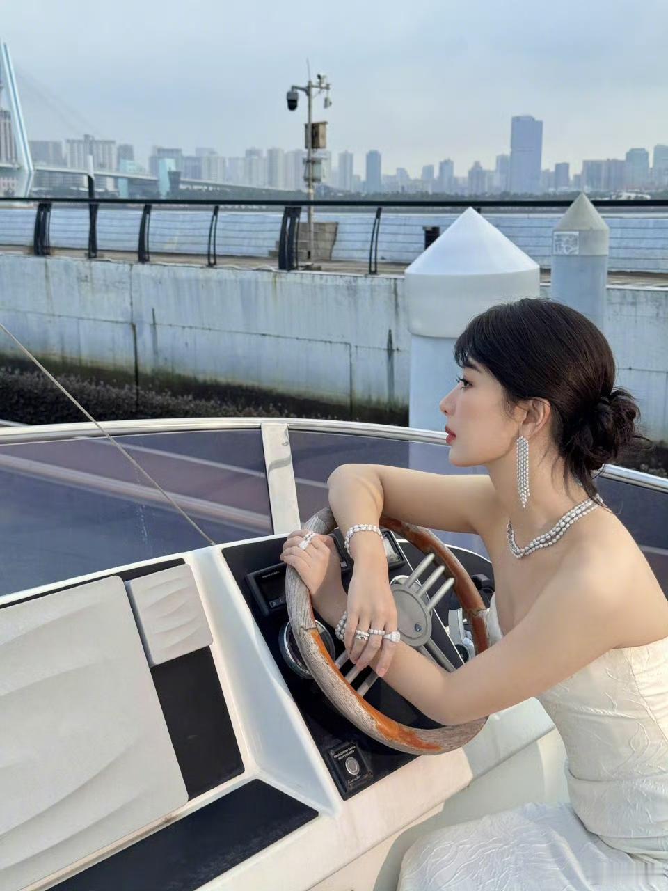 杨紫直播，带火了糟粕醋火锅，酸辣开胃的海南糟粕醋火锅迅速走红，其独特发酵风味和健