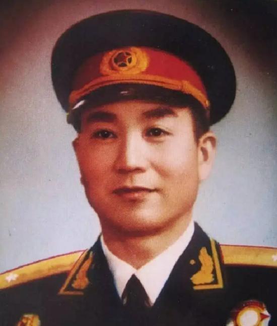 1968年毛主席在京西宾馆接见在西藏工作的任荣少将，关心地询问家里人情况是否安好