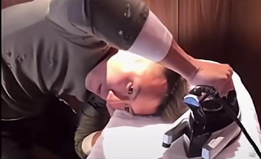 前有刘德华自己剪发理发，后有谢霆锋自己烫头，全程都不用人帮忙，自己拿着熨斗把头发