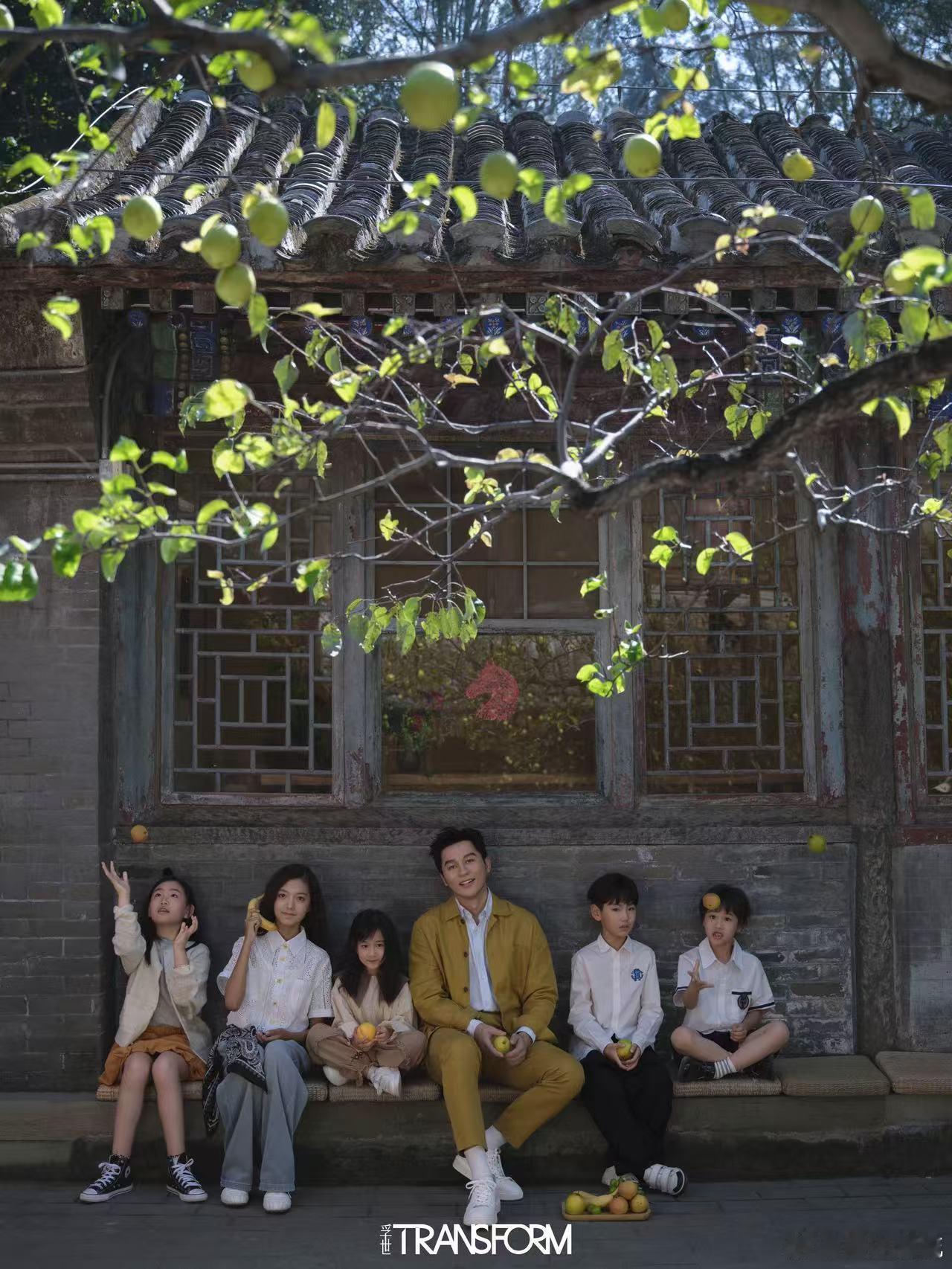 李晨老北京人腔调李晨秋天收获了一点松弛感 谁能拒绝这组封面啊！潭柘寺的秋景配他的