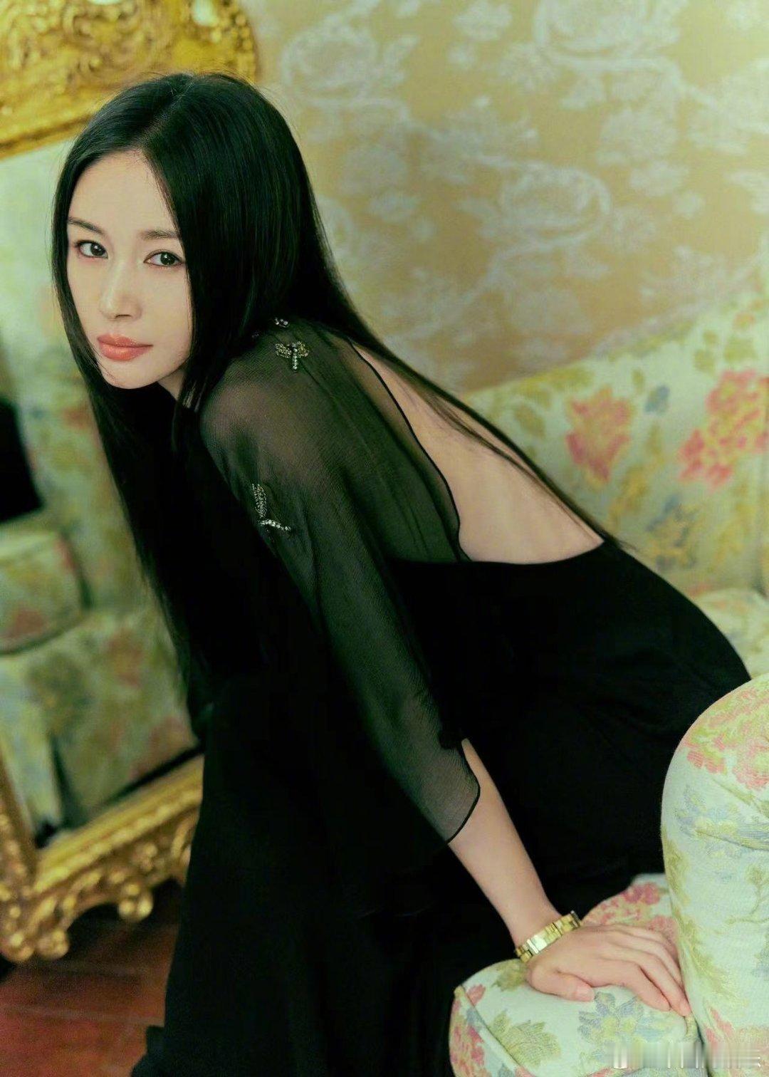 #王子文露背薄纱裙#露背薄纱裙造型亮相倾世之金展览，好美 ​​​