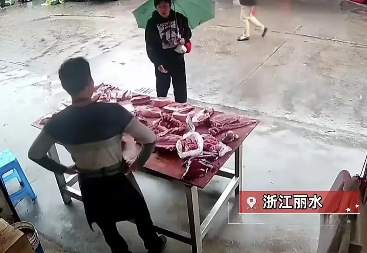 看哭了！大姐术后想买肉，一句小声询问暖了整条街
 
浙江丽水的街头，一幕平凡却动