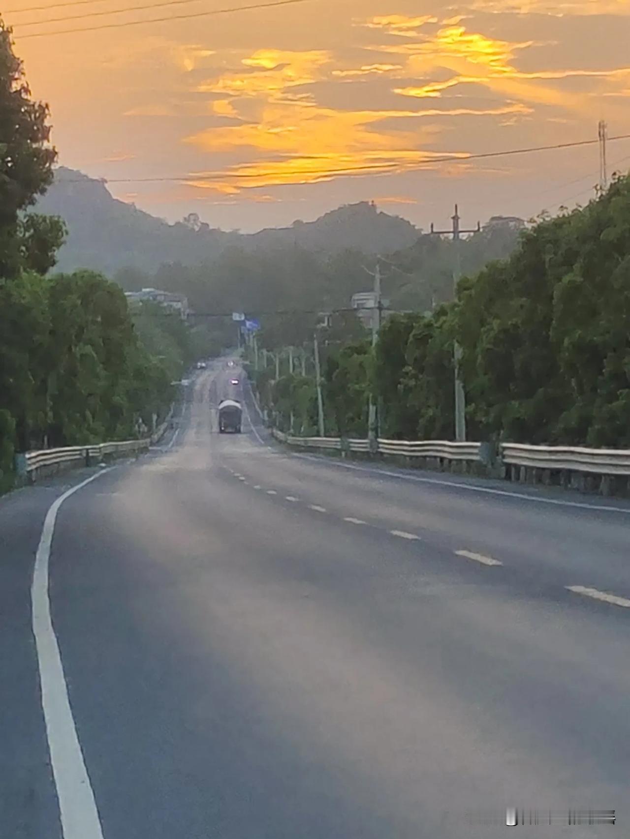 乡下黄昏锻炼，没有林荫小道，只有沿着无边无际的道路缓缓往前奔跑。

夕阳多么眴丽