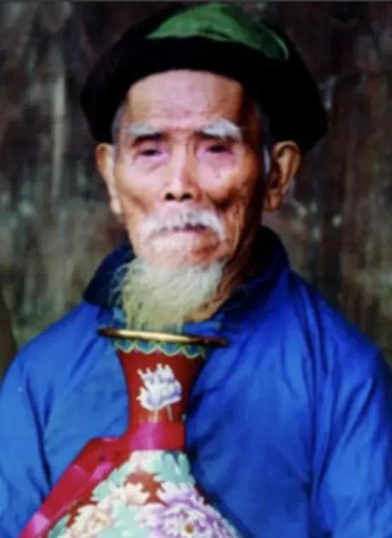 中国曾有位闻名遐迩的“长寿之王”龚来发，一生未娶，却活到了惊人的133岁高龄。令