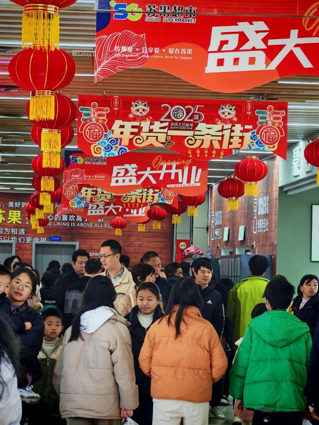 十八线小县城“大超市”开业的热闹景象整个商城还没开起来，超市先开起来了[允悲] 