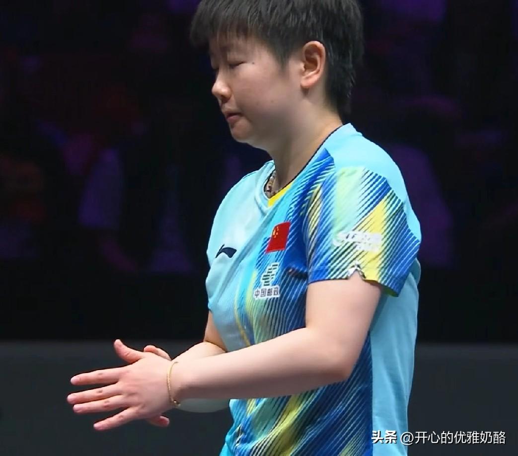 不可思议，女单世界排名前三，重庆冠军赛都没打进四强。
孙颖莎输内战，而且还是同门