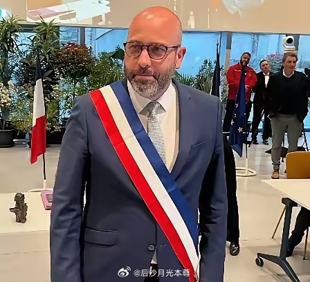 法国尼姆市拉普拉内特小学，室内气温达到40度以上，有小孩中暑。家长自筹3000欧