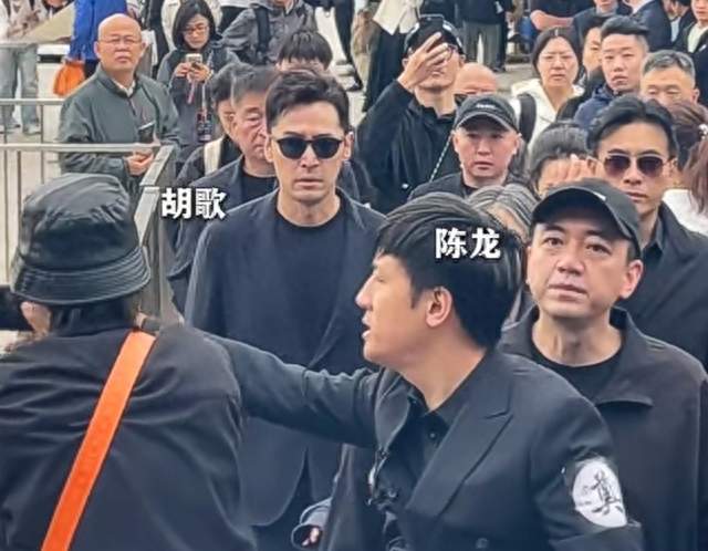 胡歌连夜从金鹰奖赶回北京，黑衣送别“爷叔”游本昌：宝总来了