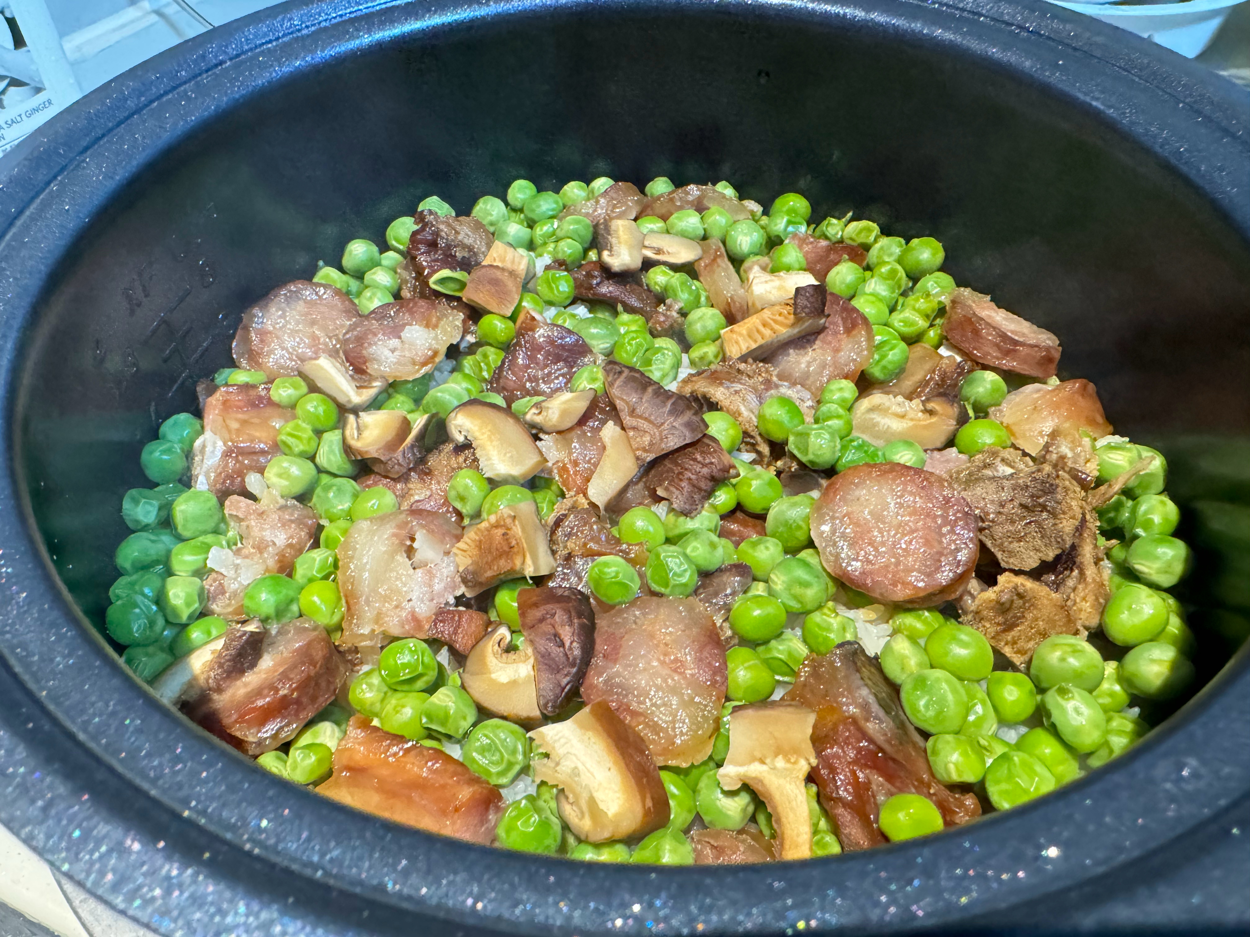 食谱  谁说这鸡老了？这鸡太棒了！运动完来一碗猪肚鸡汤，加上一碗腊味饭，这含金量