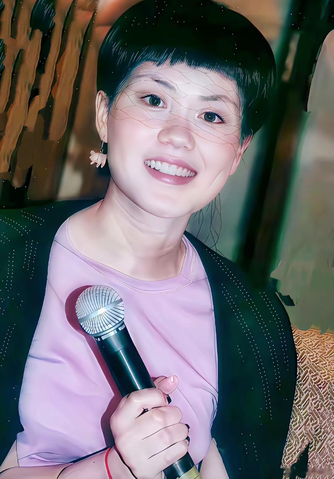 这是1997年5月，王菲生完童童后第一次出现在媒体面前，出席和百代公司的签约仪式