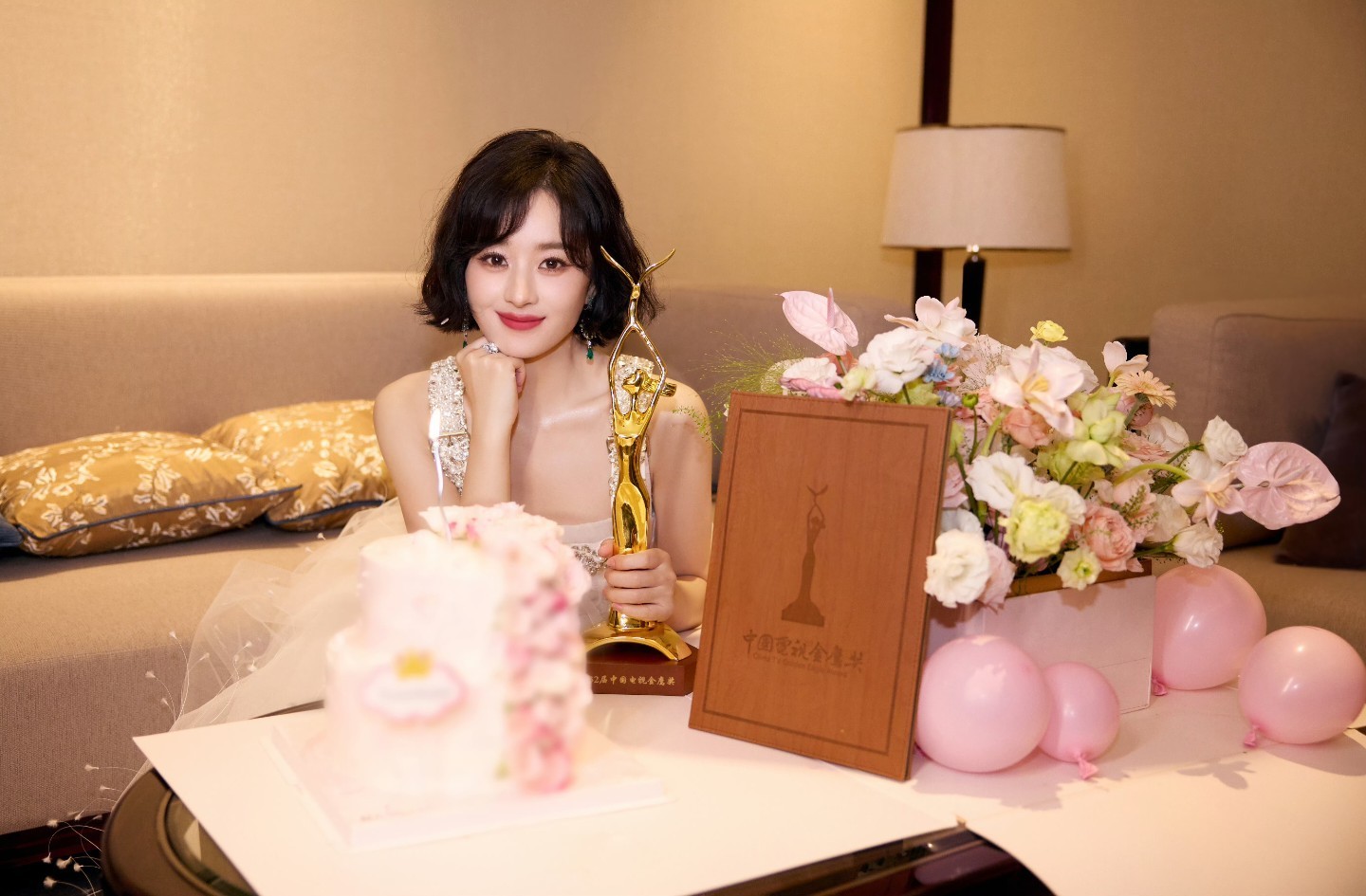 赵丽颖电影澎湖海战 zly赵丽颖黄和娘“霜华覆盖交织眉眼舒朗 华灯初上谱写动人诗
