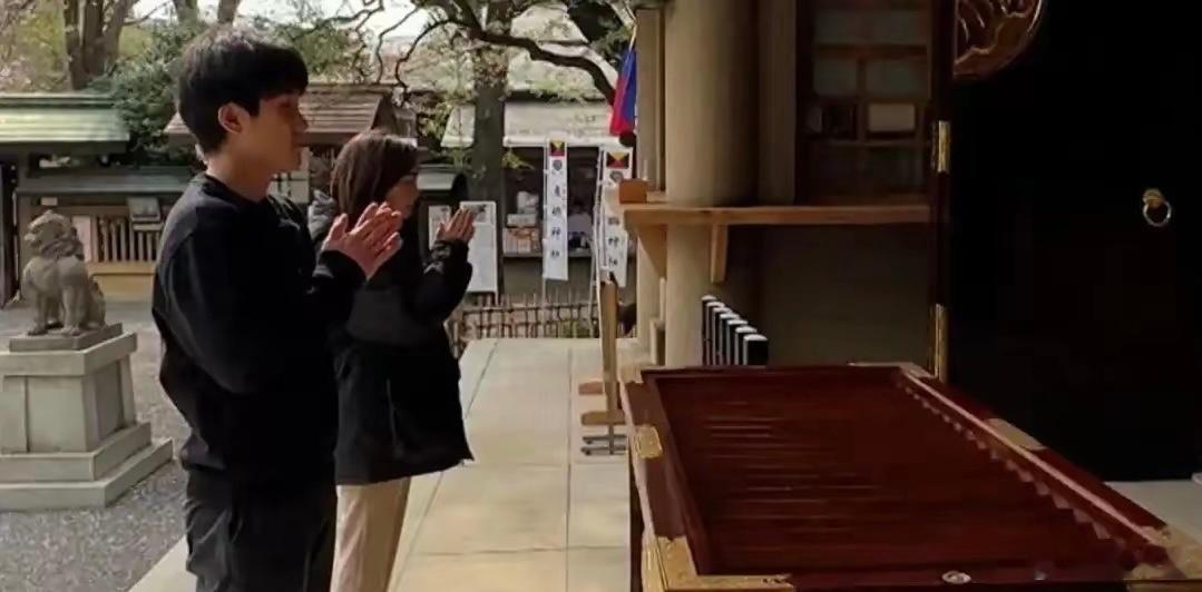 怒了！日本文体界军国主义渗透实锤！三笘薰手持战犯纪念卡，张本智和参拜战犯神社+引