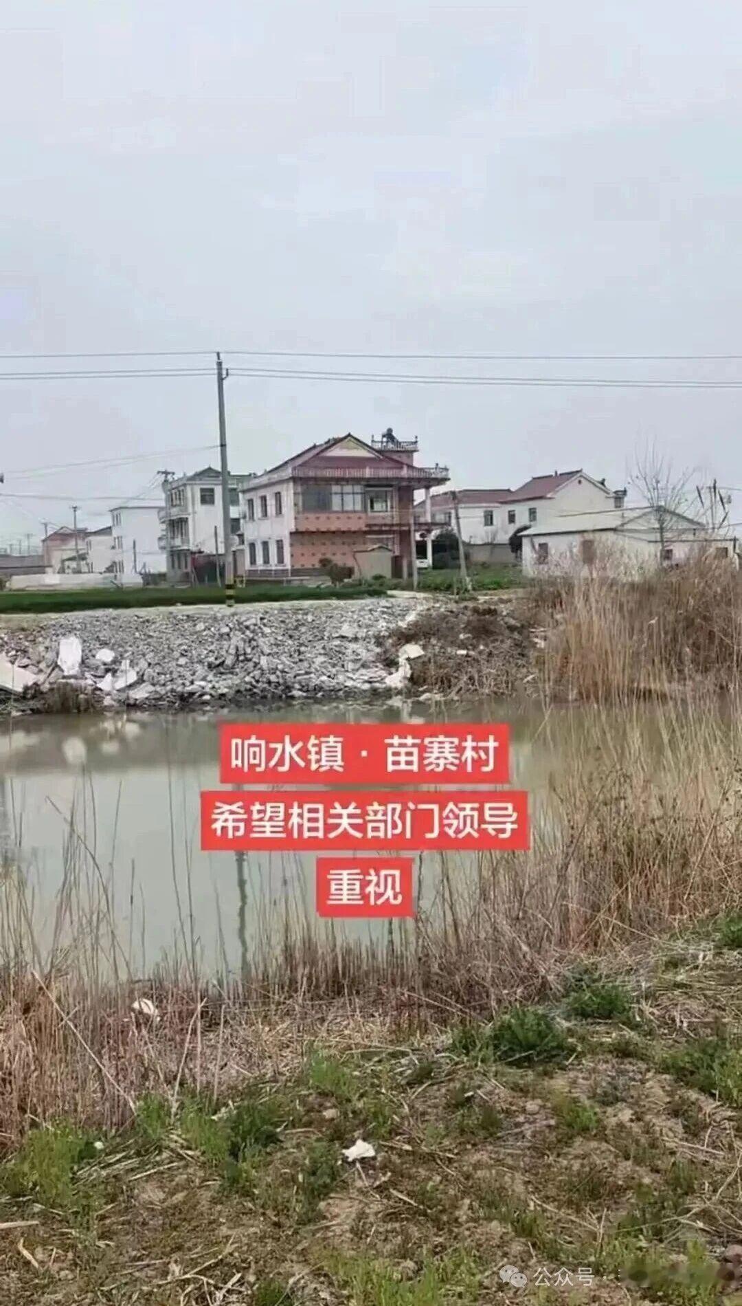 【响水一河道边大量建筑垃圾堆积，希望引起重视！】市民反映： 响水县苗寨村河道一河